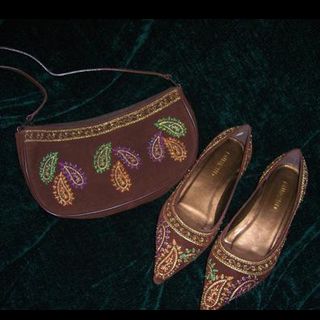 Conjunto de bolsa e sapatos orientais