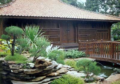 RUMAH ADAT KUDUS  DEPAN SAMPING KANAN